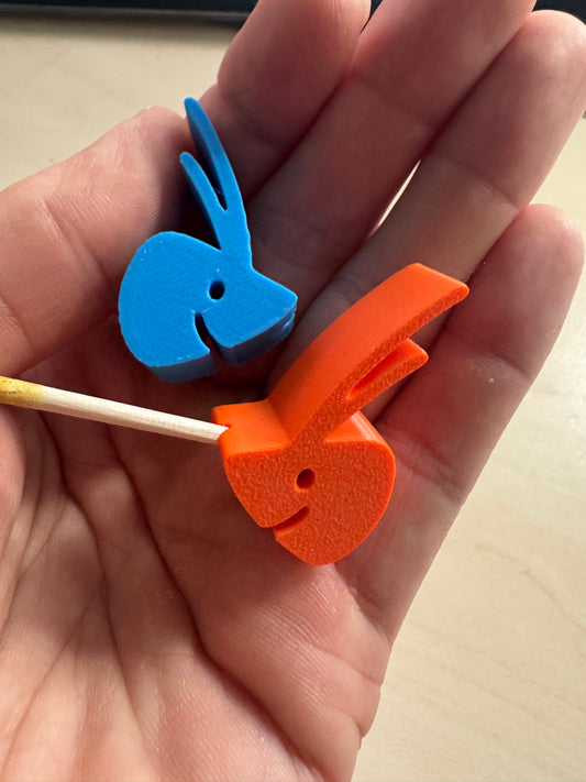 SHRIMPYS Lolli-Halter Garnelenkopf 3D-Druck Blau und Orange in Hand – Garnelen-Pott.de Essen