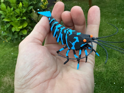 SHRIMPYS Sammelfigur Trixi im Blue-Tiger-Design – gratis zum 10er Set von Garnelen-Pott.de Essen