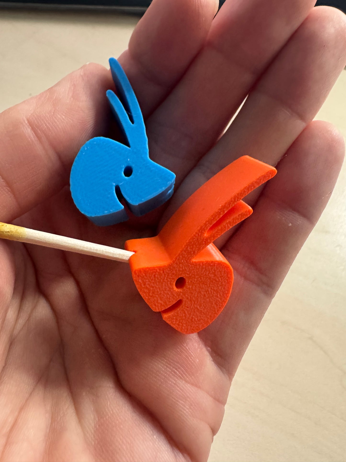 SHRIMPYS Lolli-Halter Garnelenkopf 3D-Druck Blau und Orange in Hand – Garnelen-Pott.de Essen