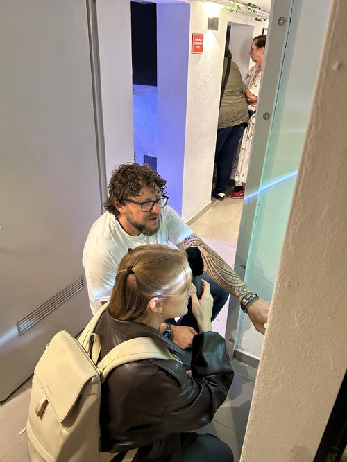 Lukas John im Radio-Interview beim Tag der offenen Tür in seiner Zuchtanlage in Essen-Gerschede